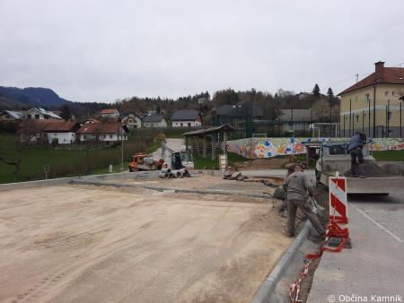 Gradnja podpornega zidu in parkirišča (1)